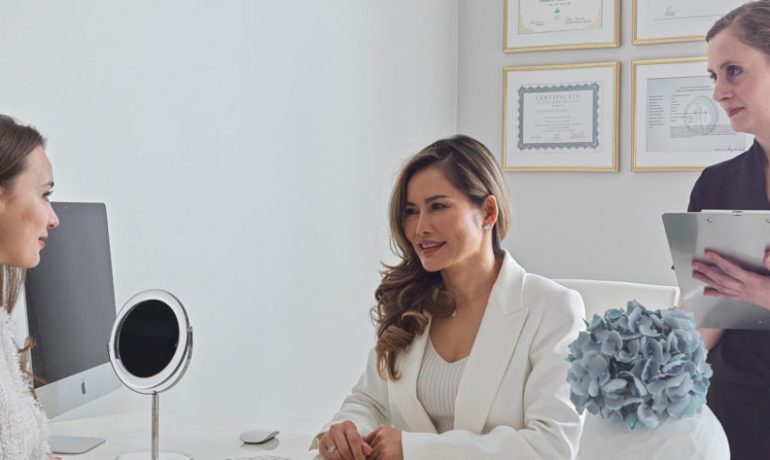 Dr Salinda consulting at the London Keloid Scar clinic